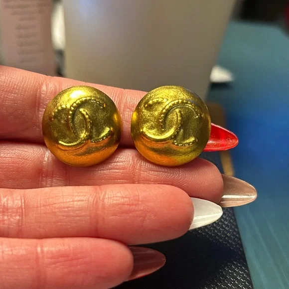 283. Vintage CHANEL Gold Plated CC Earrings W/coa - Picture 3 of 5